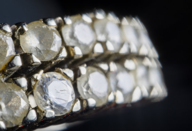 钻石戒指与不同的焦点突出的一个钻石在黑色的背景。图片下载