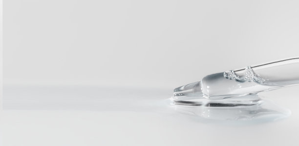 带液体透明质酸的移液管，单色蓝色背景。化妆品和保健概念特写图片下载