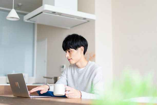 一个人在家远程工作图片下载