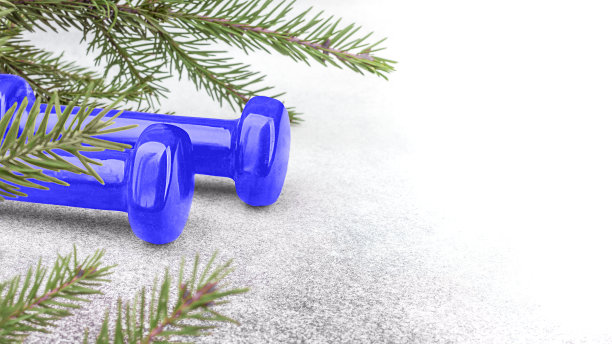 圣诞节体育背景与蓝色哑铃和云杉枝。图片下载