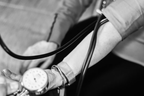 医生在检查他的病人和他的血压图片下载