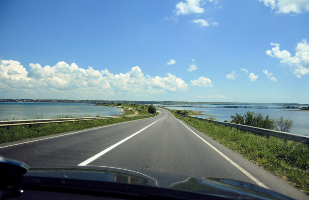 乌克兰沥青路空空如也。图片下载