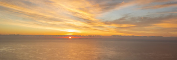 风景如画的自然背景，海面上明亮的日出。西班牙图片下载
