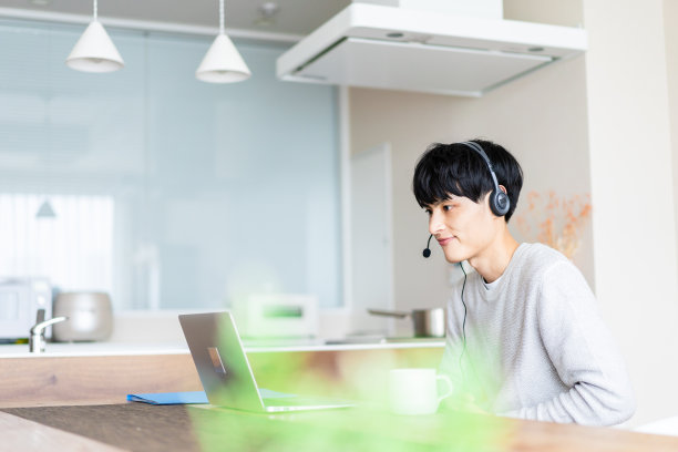 一个人在家远程工作图片下载