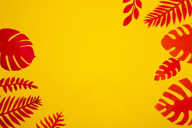 红色热带纸叶子在框架上的黄色背景作为拷贝空间，创意夏季热带设计图片下载