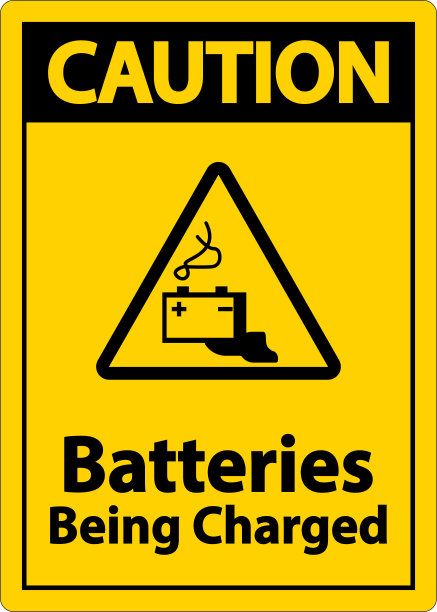 白色背景上的电池充电警告标志图片下载