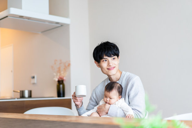 爸爸休产假抚养孩子图片下载