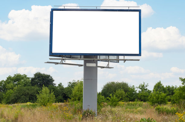 灌木丛前的广告广告牌模型。投资区概念图片下载