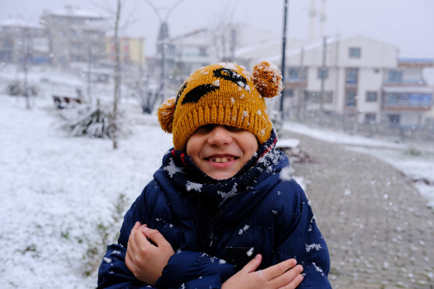 可爱的孩子们在美丽的冬季公园里一起玩耍。图片下载