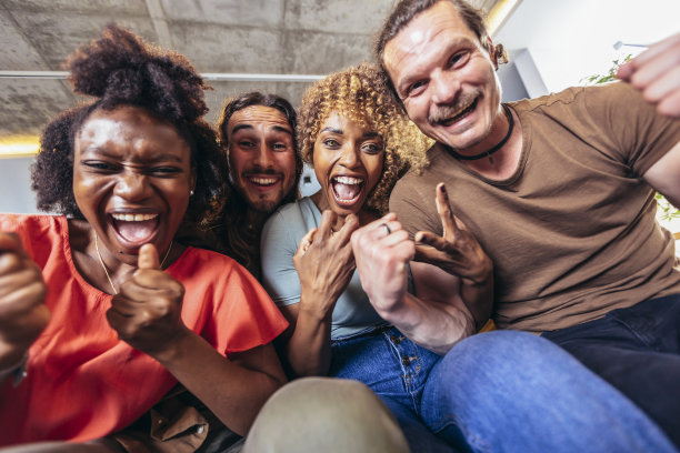 年轻微笑的朋友们在一起玩的自拍图片下载