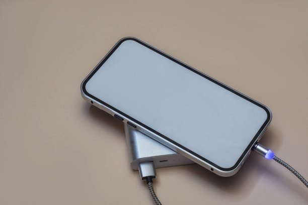便携式充电器在浅色背景下为智能手机充电。带有白屏和电源的手机模型。图片下载