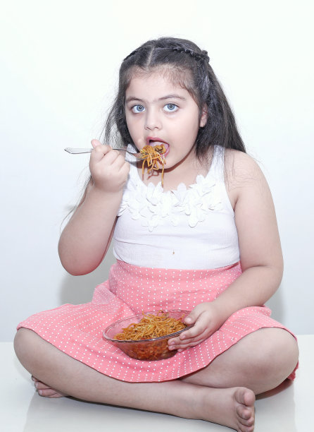 印度小女孩吃快餐图片下载