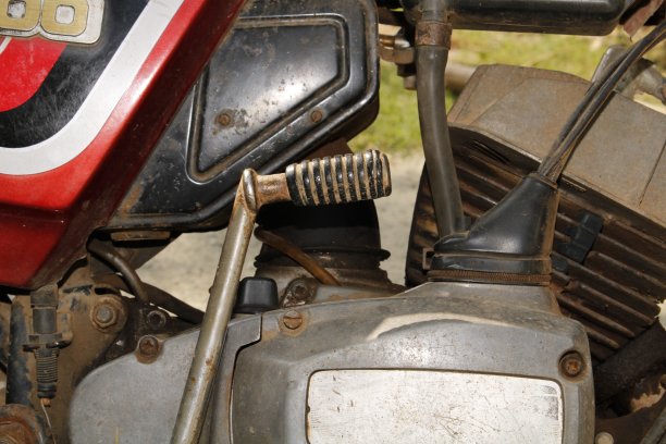 非常古老和复古的摩托车，背景图片下载