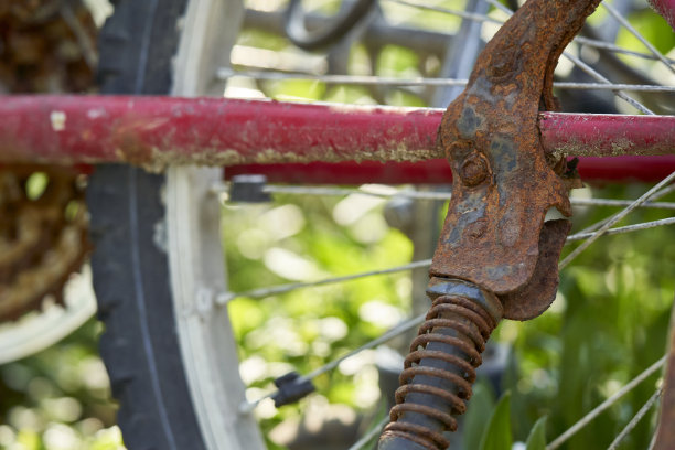 生锈的旧自行车特写图片下载