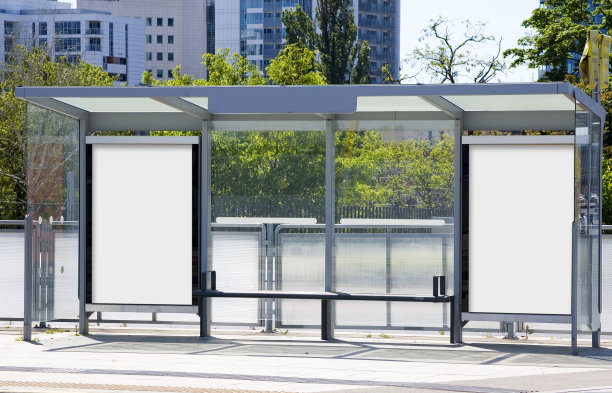 公共汽车站的户外广告广告牌。图片下载