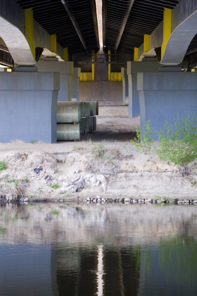 框架下的桥。灰色金属和混凝土现代设计。水的倒影。图片下载