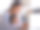 工作的母亲和孩子在家，使用笔记本电脑。年轻女子在电脑上浏览网页，而她可爱的小女孩坐在她的腿上。快乐的母女在休产假或远程工作图片下载