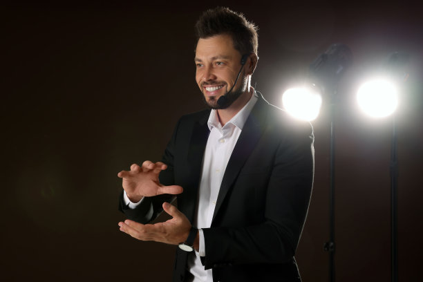 戴着耳机的励志演说家在舞台上表演图片下载