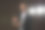 戴着耳机的励志演说家在舞台上表演图片下载