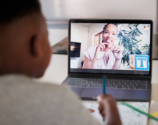 远程学习与缩放。非裔美国女教师在笔记本电脑屏幕上远程教育一个小男孩。一名黑人妇女使用无线技术在互联网上授课图片下载