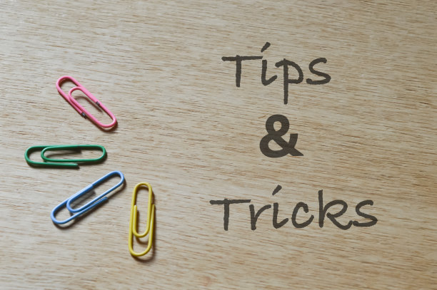 回形针在木制背景写的文字TIPS和窍门。图片下载