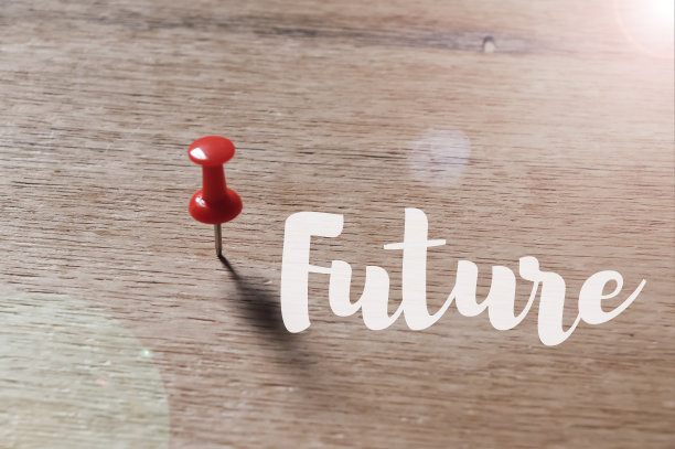 钉板在木制背景写着未来。图片下载