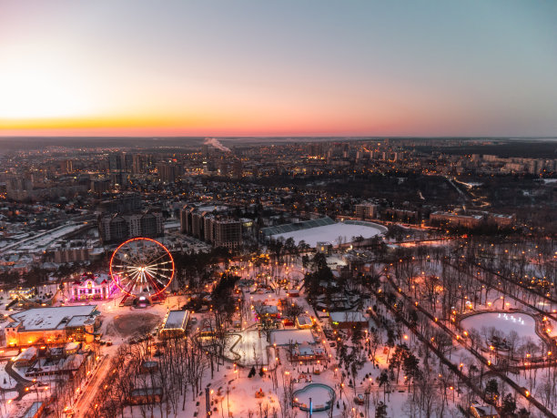空中城市游乐园日落时分的高尔基中央公园图片下载