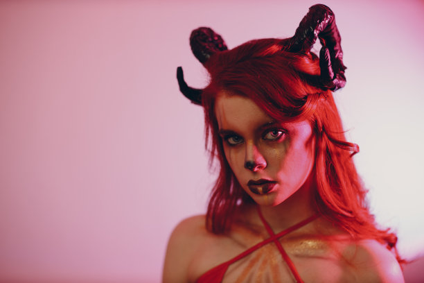 美丽的年轻女性化妆星座摩羯座或白羊座或金牛座。头上长角的女孩图片下载