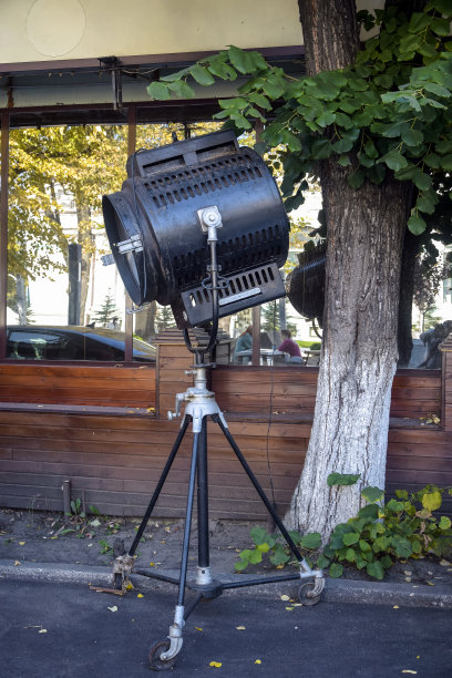 旧的照明设备。安装在街道附近的咖啡馆进行装饰。街道的设计。垂直的照片。有选择性的重点。图片下载