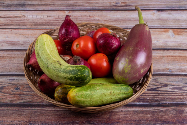 新鲜蔬菜如茄子、洋葱、西红柿、洋葱和黄瓜图片下载