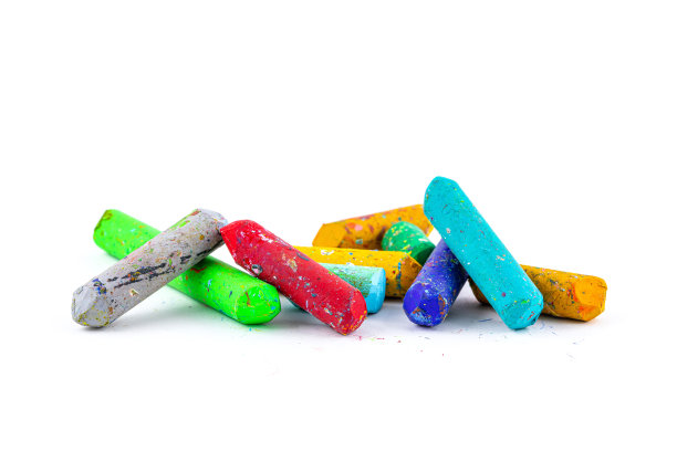 使用彩色蜡笔孤立在白色背景。图片下载