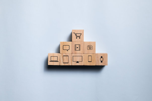 俯视图木积木设置在线营销步骤。概念数字营销和移动商务。图片下载