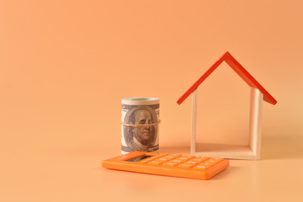 玩具房子，钞票和计算器与复制空间图片下载