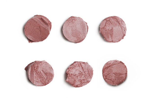 棕色奶油妆样品孤立在白色背景。装饰美容涂片。图片下载