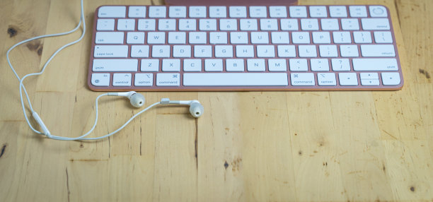 带键盘的白色耳机。图片下载