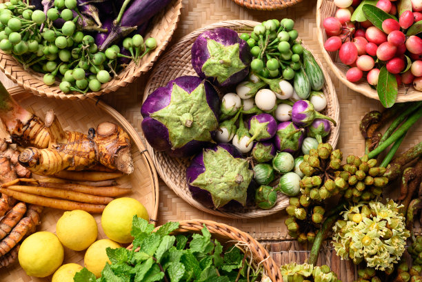 来自泰国当地农贸市场的东南亚有机蔬菜和香料图片下载