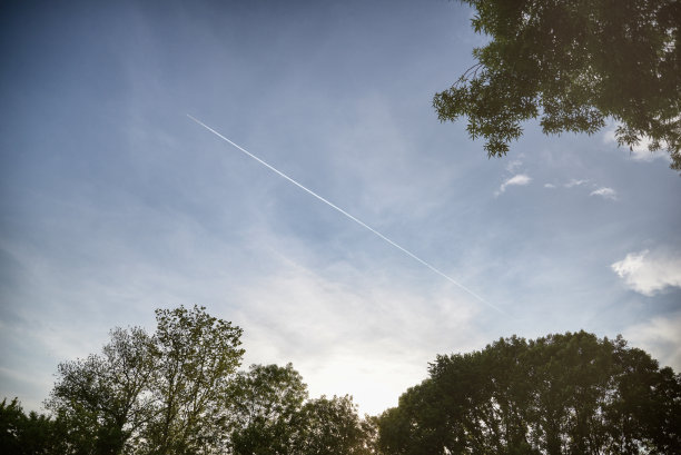 飞机在黄昏的天空中飞行的美丽画面图片下载