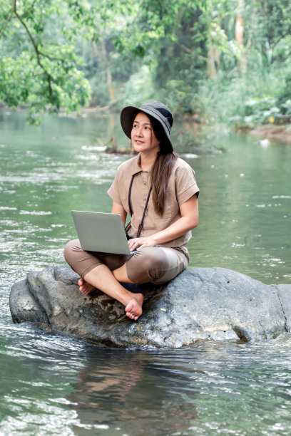 亚洲女性独自旅行和露营。女商人在线工作和放松期间的旅行户外活动。图片下载