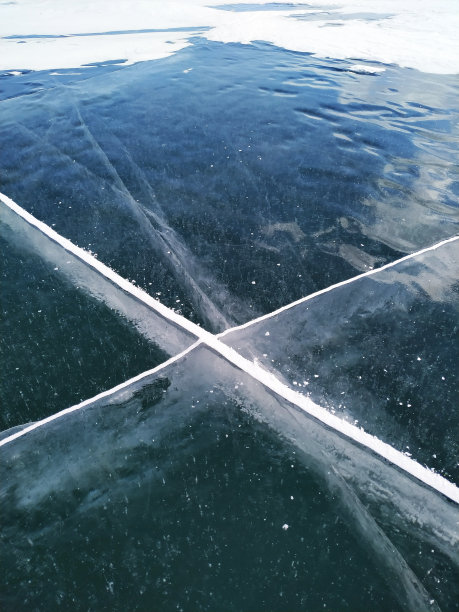 冰冻Çıldr湖(Ardahan，土耳其)上的冰裂缝图片下载