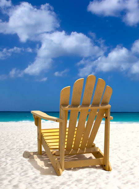 白色沙滩上的黄色躺椅图片下载