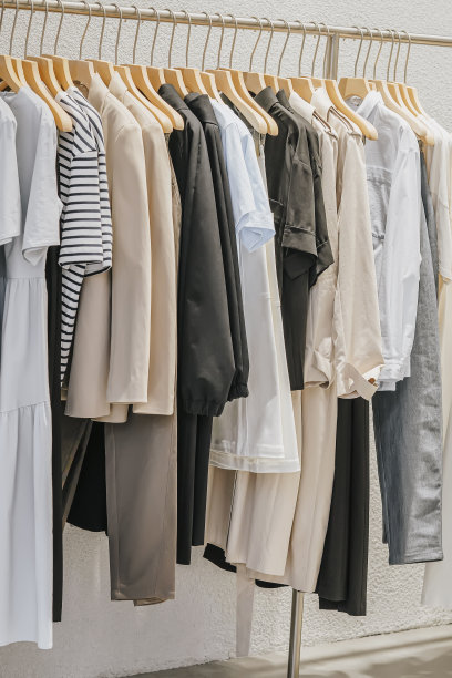 现代青年服装在商店的衣架上，在服装店的分类。购物的概念图片下载