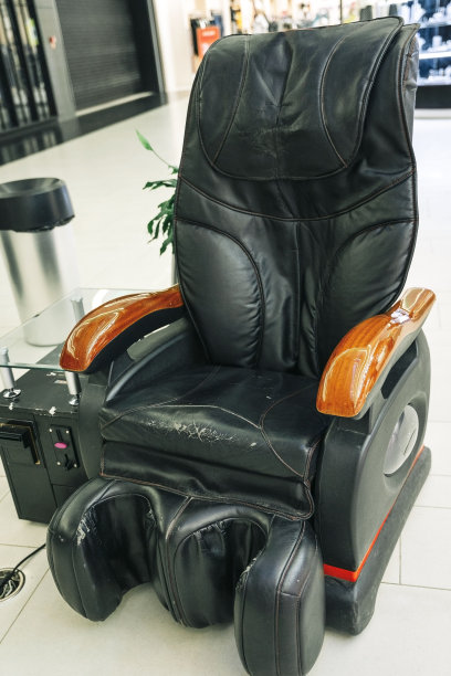 大型购物中心里的按摩椅。支付服务。图片下载