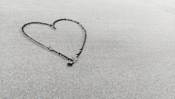 沙滩上的爱的标志图片下载
