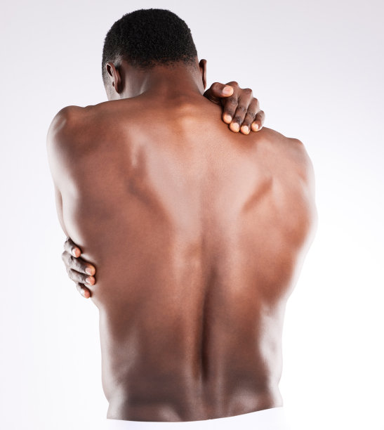 一个不知名的男人在白色背景下摆姿势的后视镜图片下载