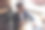 英俊的白人男子拿着一杯咖啡，坐在舒适的咖啡馆窗口的笔记本电脑。图片下载