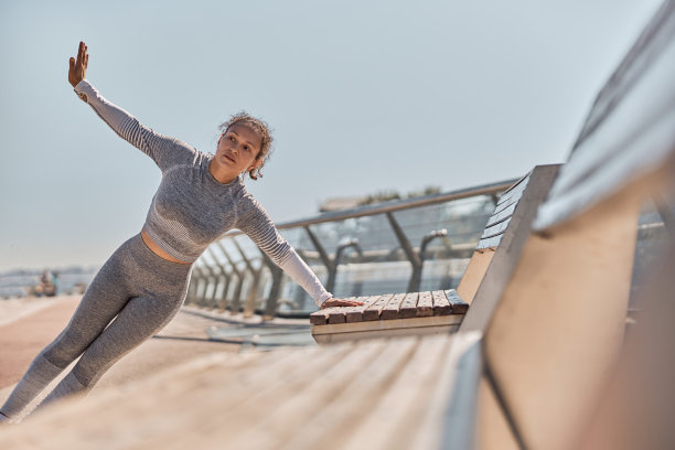 快乐、健康、运动的女人在阳光明媚的日子里做锻炼图片下载