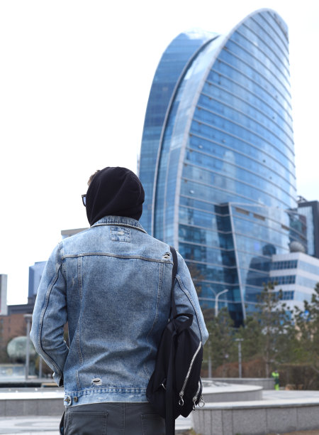 在蒙古乌兰巴托旅行的年轻游客。苏赫巴托广场图片下载