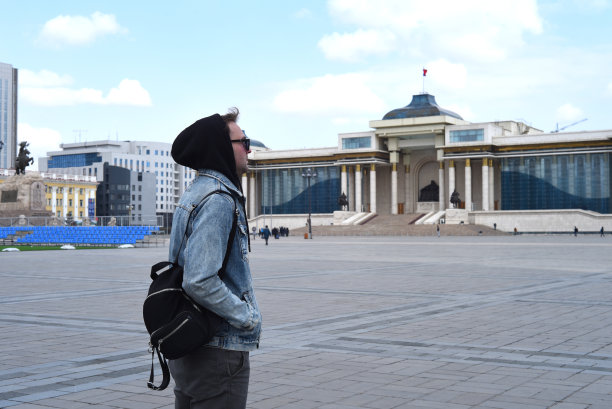 在蒙古乌兰巴托旅行的年轻游客。苏赫巴托广场图片下载