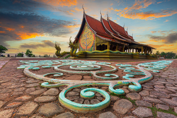 吴汶叻他尼，令人惊叹的诗琳通瓦拉兰寺，在泰国吴汶叻他尼省的黄昏时分图片下载