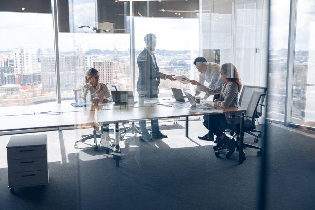 有创意的商务人士在现代化的办公室工作，视野开阔图片下载